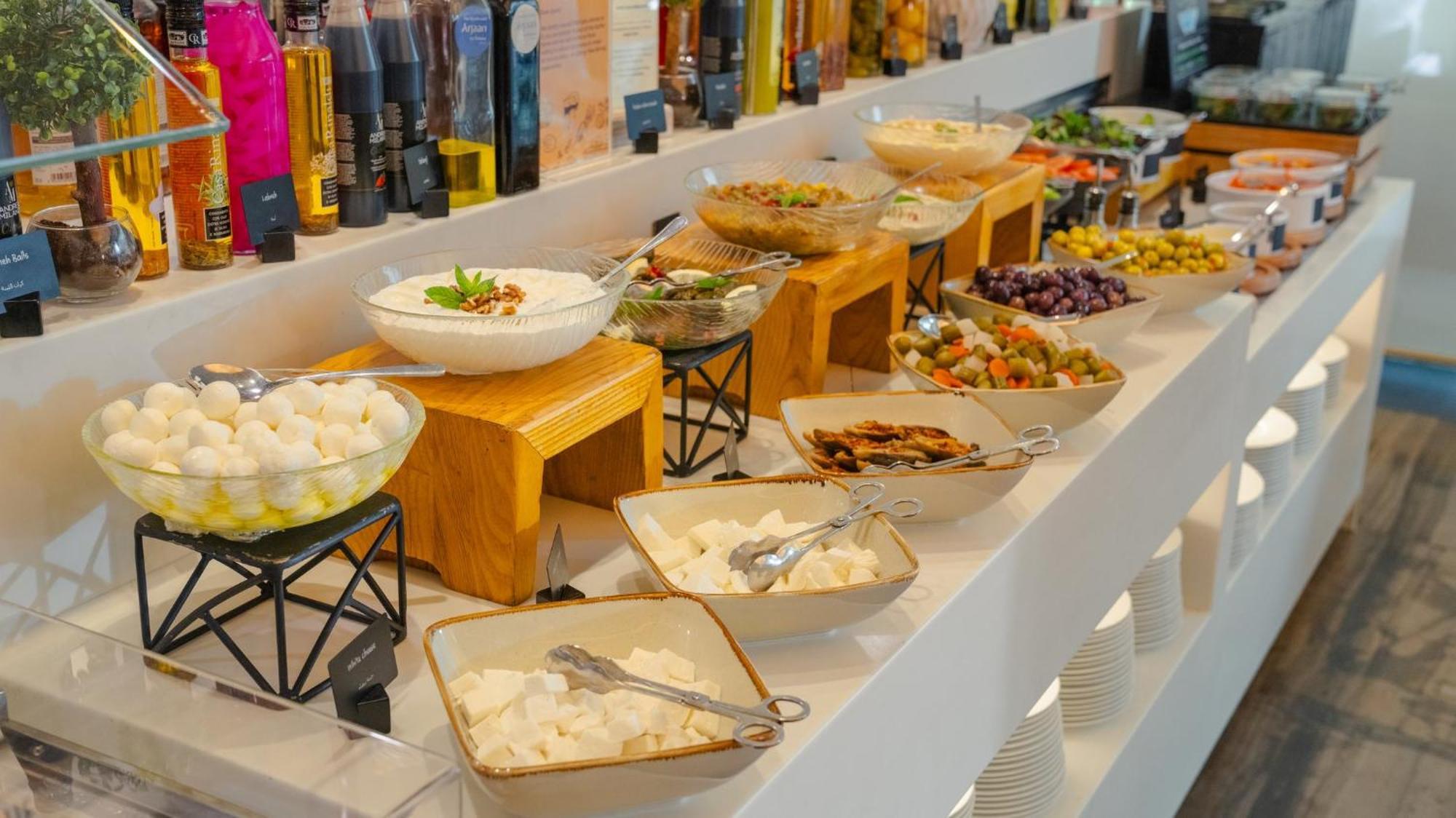 더 블러바드 아르잔 바이 로타나 암만 외부 사진 A selection of Greek meze